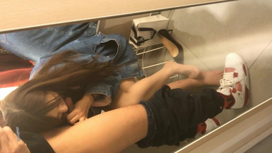 黑絲玉足反差女大學生，商場試衣間立口爆足交不雅私拍 (2)