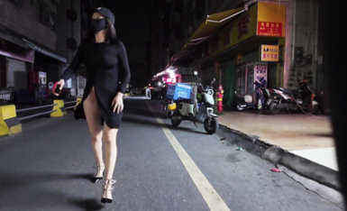 網紅人氣露出女神【cikaimoon】城市露出被路人拿手機拍攝 (3)
