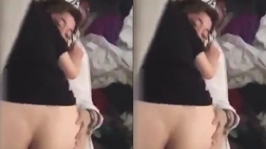 小情侣在宿舍当着别人面大胆操逼 妹子撅着大屁屁还笑的挺开心